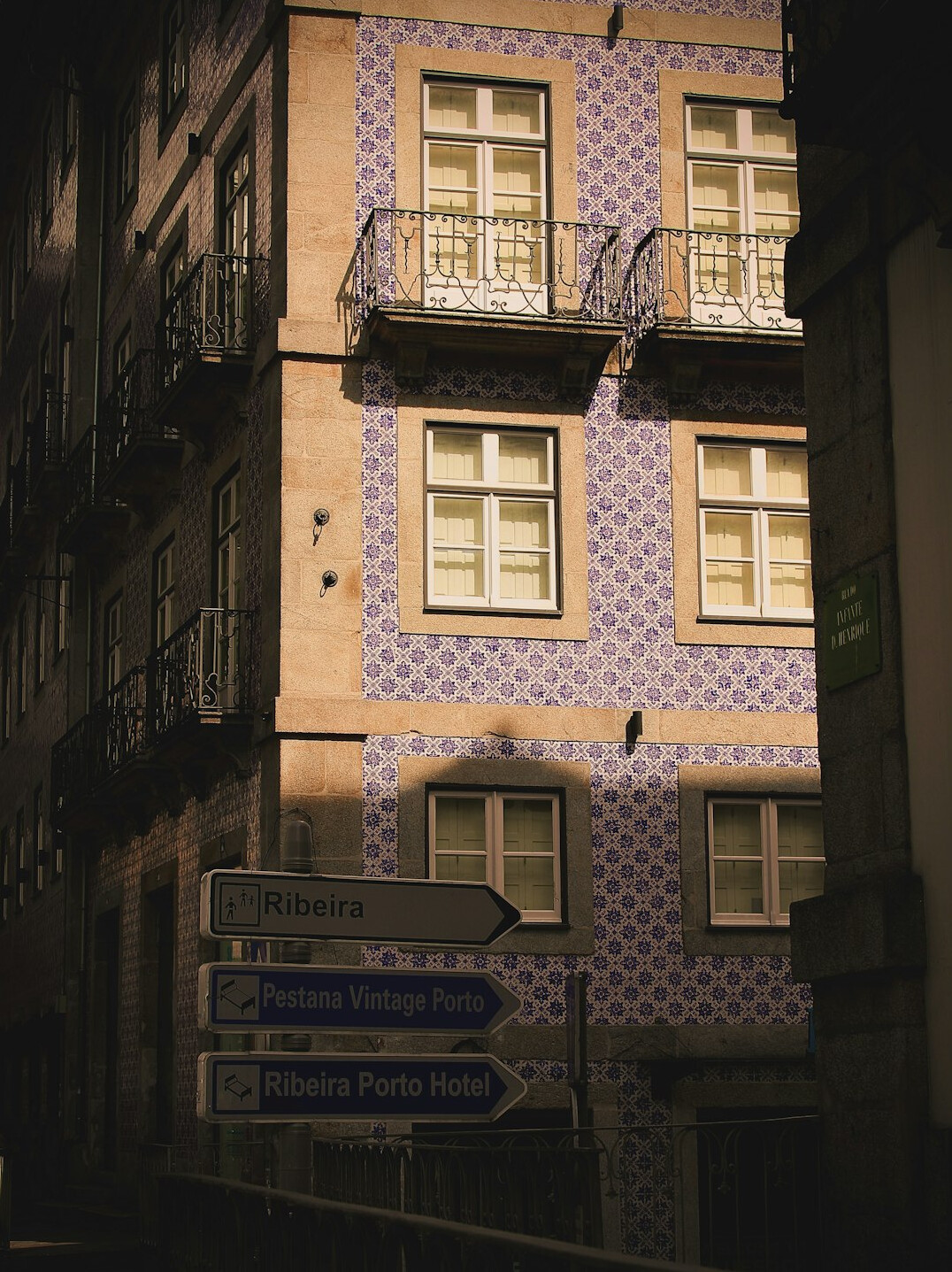 Portrait of a Portuguese woman in her 40s, community and tips editor